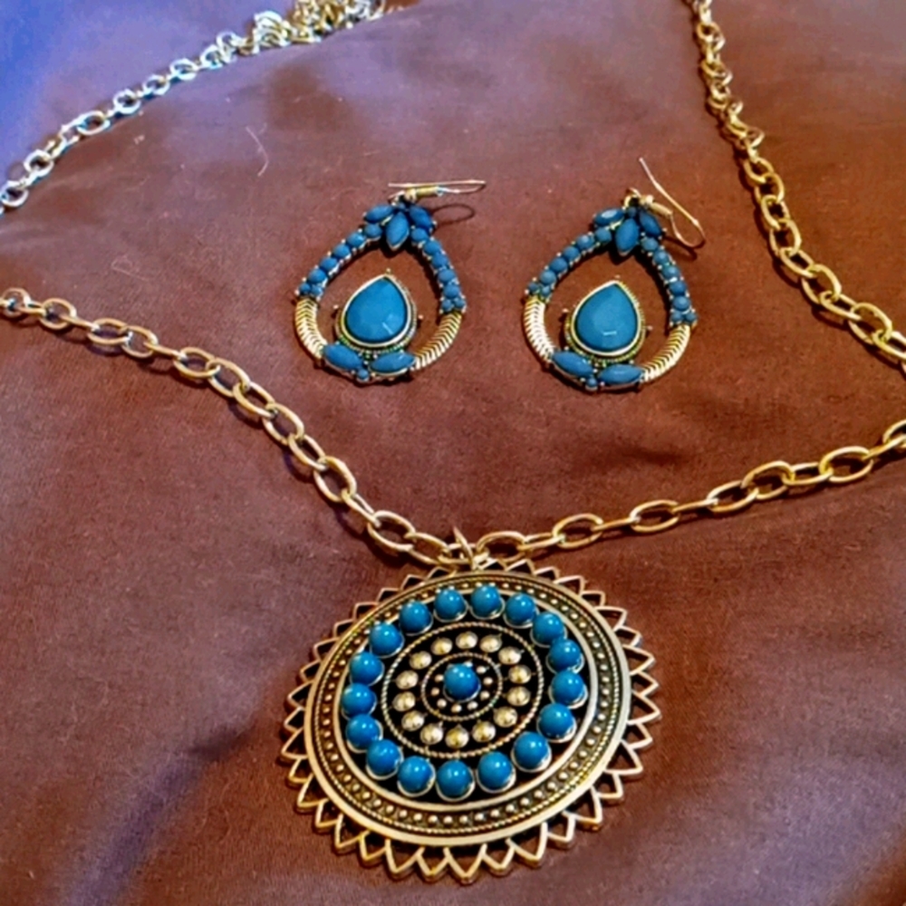 Necklace earrings